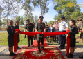 ឧត្តមសេនីយ៍ទោ កុសល សុវណ្ណវិសាល នាយក នាយកដ្ឋានបញ្ជូនសារ ក្រសួងការពារជាតិ និង GROUP CAPTAIN TONY PECK អនុព័ន្ធយោធាអូស្រ្តាលីប្រចាំនៅកម្ពុជា បានអញ្ជើញចូលរួមជាអធិបតីក្នុងពិធីផ្ទេរប្រគល់-ទទួលថ្នាក់រៀន និងសម្ភារៈជំនួយឧបត្ថម្ភដោយរដ្ឋាភិបាលអូស្ត្រាលី ជូនដល់មជ្ឈមណ្ឌលហ្វឹកហ្វឺន និងជួសជុលបញ្ជូនសារ នាយកដ្ឋានបញ្ជូនសារ ក្រសួងការពារជាតិ នៅក្នុងខេត្ដកំពង់ស្ពឺ។