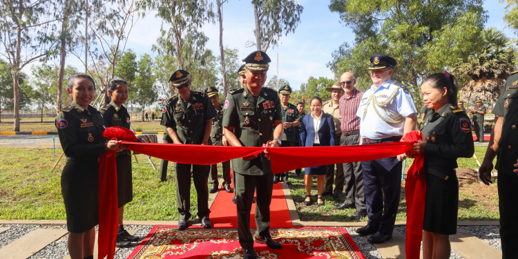 ឧត្តមសេនីយ៍ទោ កុសល សុវណ្ណវិសាល នាយក នាយកដ្ឋានបញ្ជូនសារ ក្រសួងការពារជាតិ និង GROUP CAPTAIN TONY PECK អនុព័ន្ធយោធាអូស្រ្តាលីប្រចាំនៅកម្ពុជា បានអញ្ជើញចូលរួមជាអធិបតីក្នុងពិធីផ្ទេរប្រគល់-ទទួលថ្នាក់រៀន និងសម្ភារៈជំនួយឧបត្ថម្ភដោយរដ្ឋាភិបាលអូស្ត្រាលី ជូនដល់មជ្ឈមណ្ឌលហ្វឹកហ្វឺន និងជួសជុលបញ្ជូនសារ នាយកដ្ឋានបញ្ជូនសារ ក្រសួងការពារជាតិ នៅក្នុងខេត្ដកំពង់ស្ពឺ។